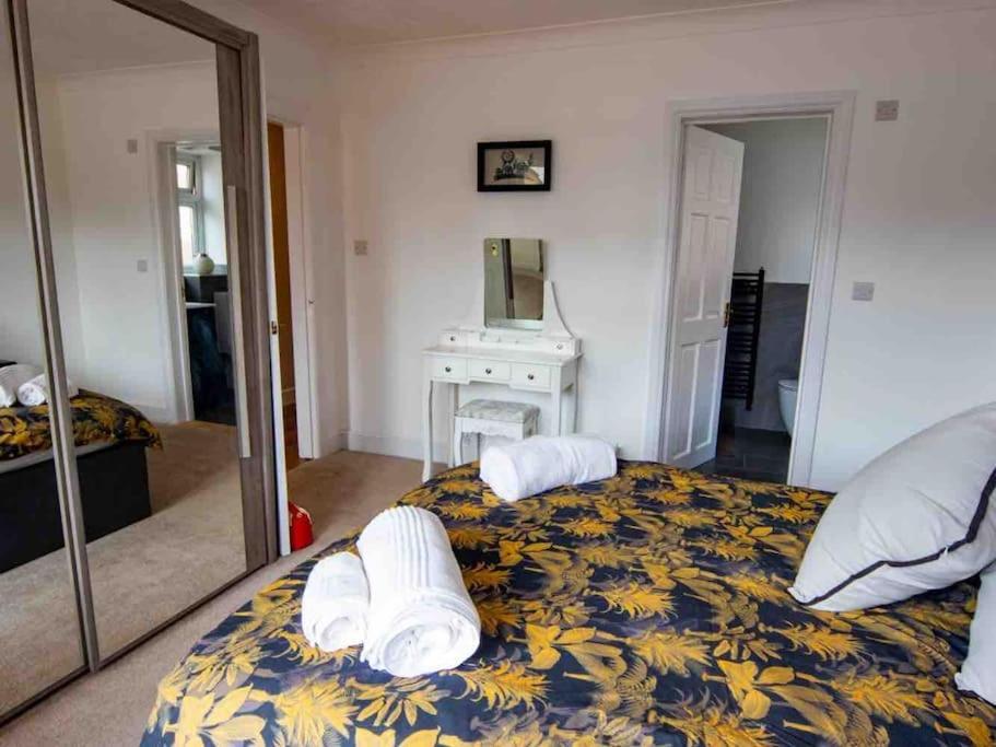 1 Bedroom Self Contained Apartment In Christchurch Winkton Zewnętrze zdjęcie
